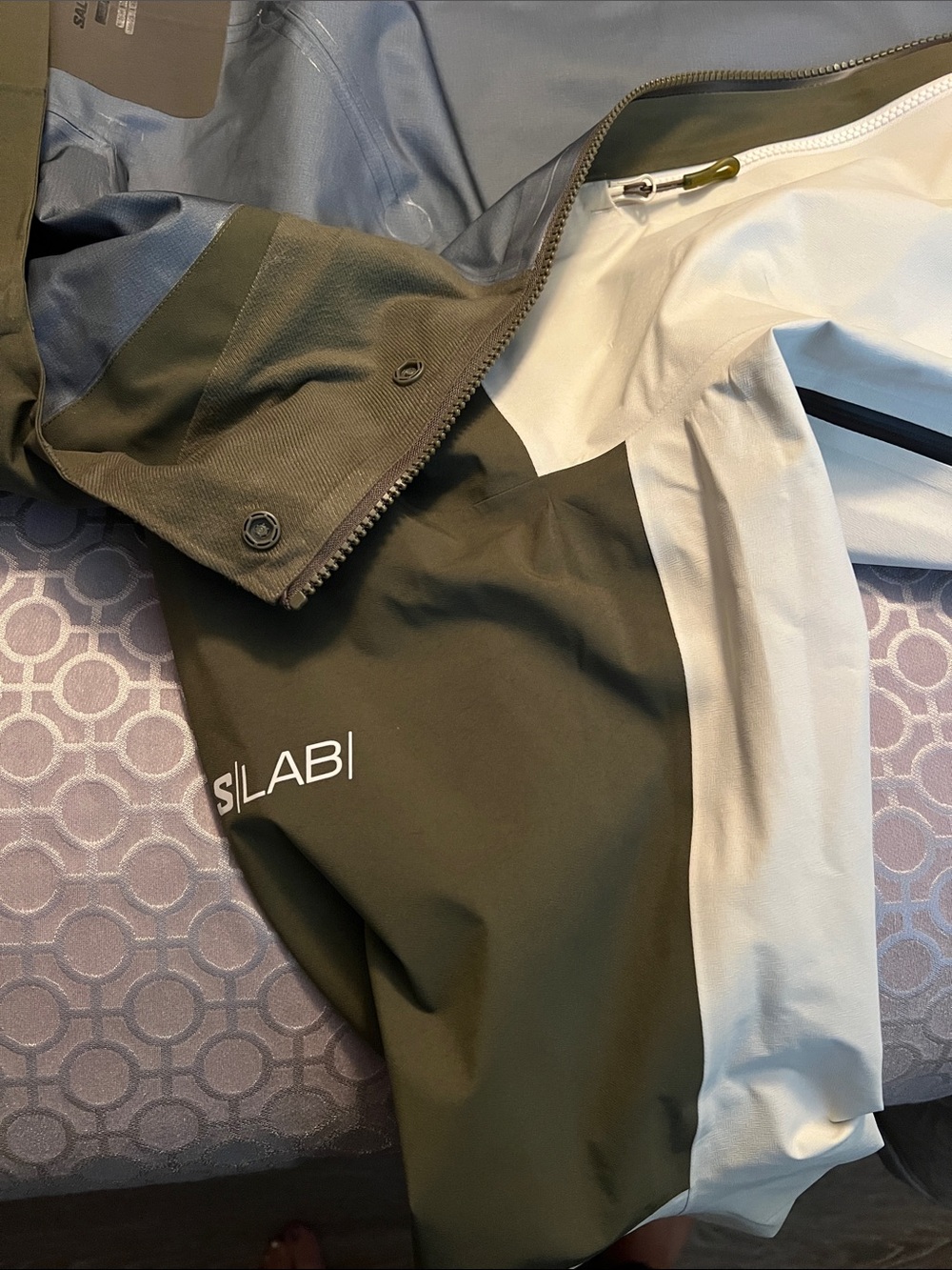Salomon Women’s Hooded Ski Jacket in Light Gray & Olive - Picture 8 of 12